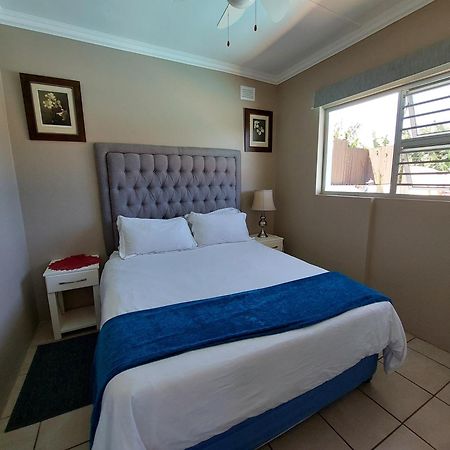 Poolside Guest House Port Shepstone Exteriör bild