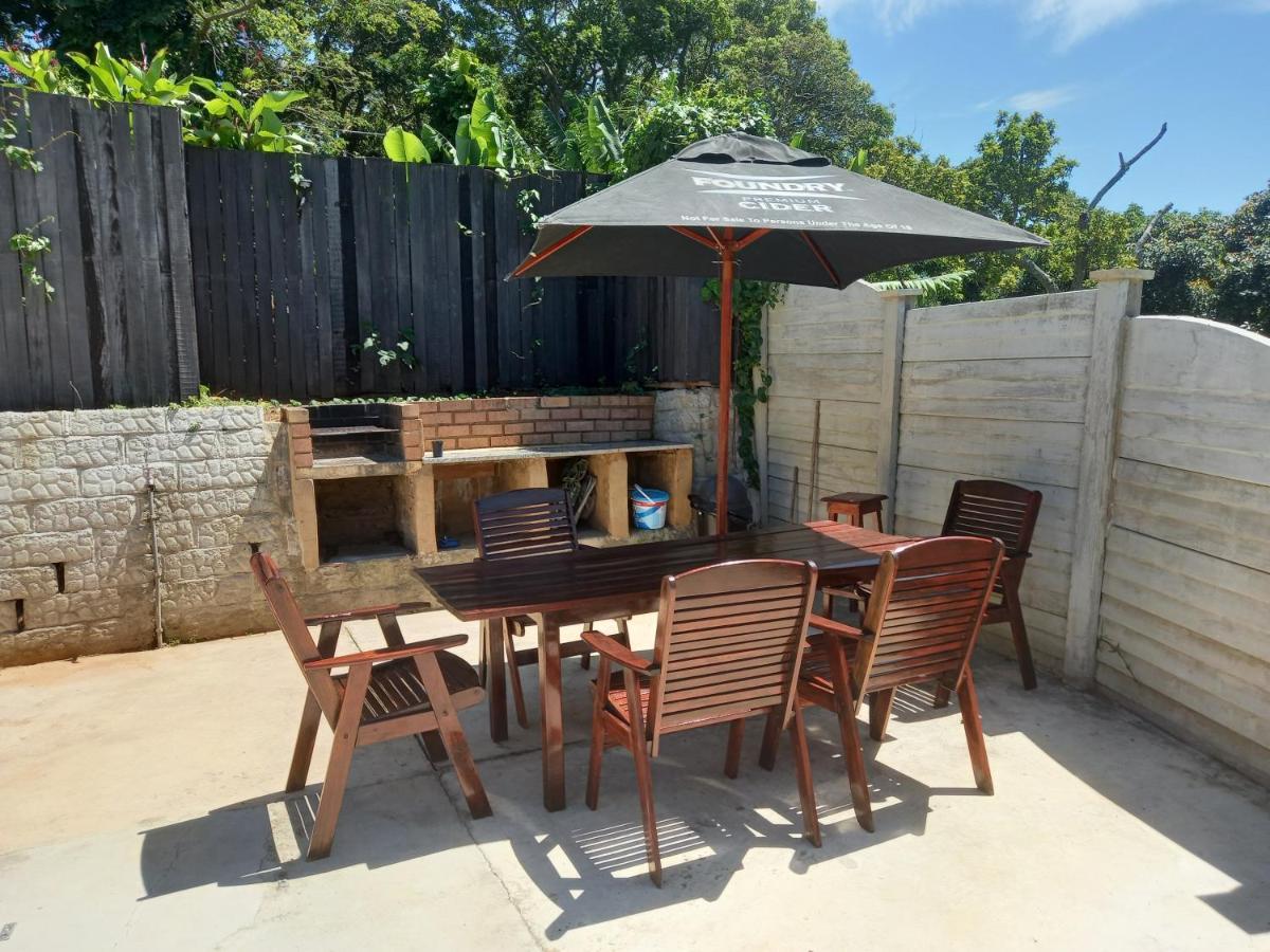 Poolside Guest House Port Shepstone Exteriör bild