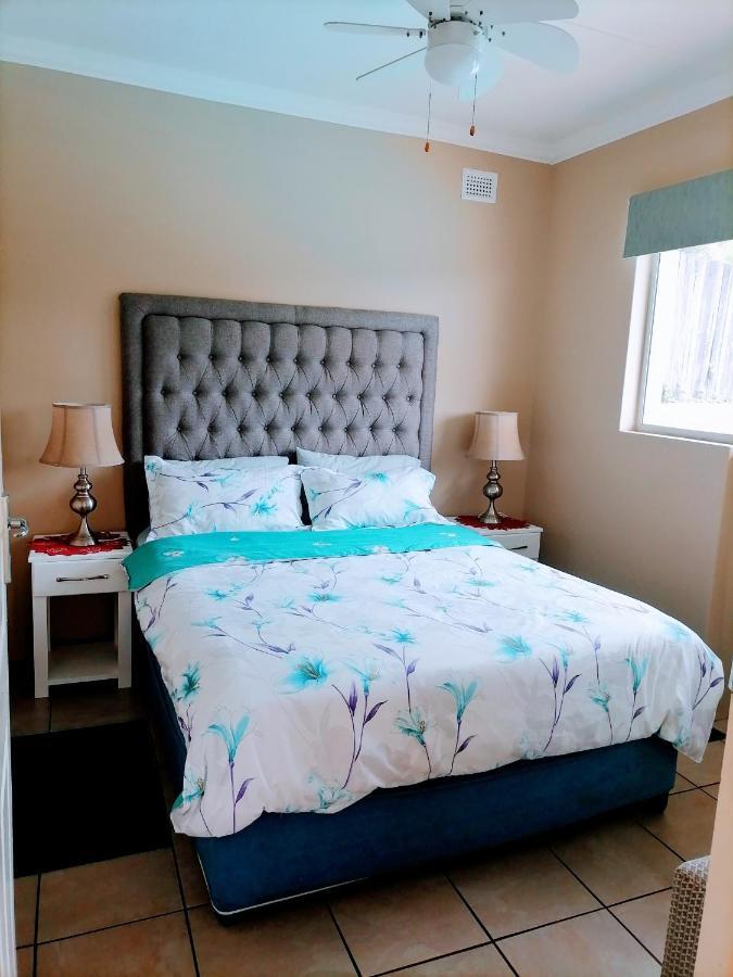 Poolside Guest House Port Shepstone Exteriör bild